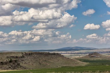 Bulutlarla ve mavi gökyüzüyle güzel bir manzara, doğa ve bulutlu bir yaz günü