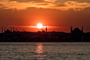 İstanbul, Türkiye 'de cami ile güzel bir gün batımı
