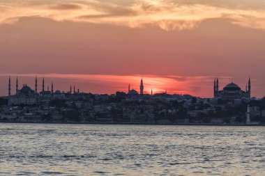 İstanbul, Türkiye 'de cami ile güzel bir gün batımı