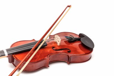 Keman, beyaz arkaplanda izole edilmiş bir müzik aleti..