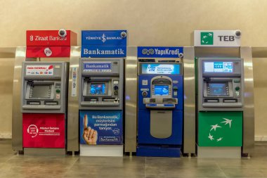 Koridorda farklı bir bankamatik var.