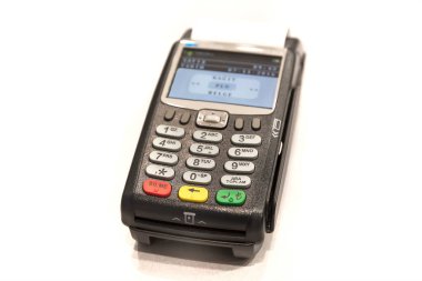 pos kredi kartı terminali beyaz arkaplanda izole edilmiş, yakın plan.