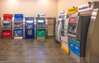 Koridorda farklı bir bankamatik var.