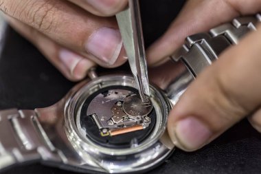 Saat yapımcısının çalışma sürecinin yakın görüntüsü