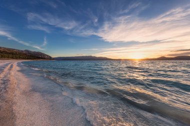Dağlarda güzel bir gün batımı
