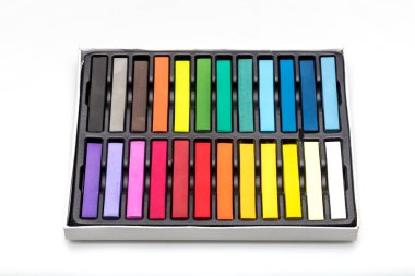 Beyaz arka planda izole renkli ahşap çubukları