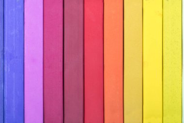 Beyaz arka planda izole renkli ahşap çubukları