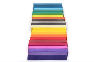 Beyaz arka planda izole renkli ahşap çubukları