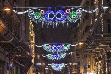 İstanbul, Türkiye 'de gece sokakta Noel süsleri