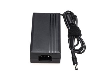 dizüstü bilgisayar güç adaptörü beyaz arkaplanda izole edildi