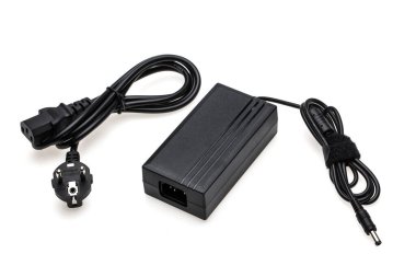 dizüstü bilgisayar güç adaptörü beyaz arkaplanda izole edildi