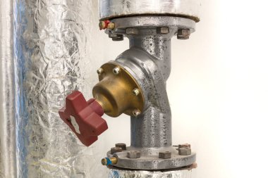 Endüstriyel kazan borusunda üç aşamalı elektrikli top vanası var.