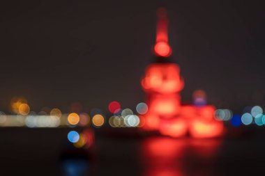 İstanbul, Türkiye-27 Temmuz 2019: Bakire Kulesi 'nin gece kırmızı ışıkla aydınlatılmış bulanık görüntüsü
