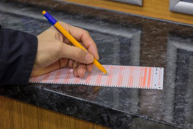 Bir Türk dükkanında loto biletleri yakın çekim görüntüsü