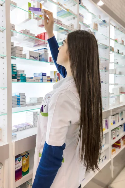 Женщина Фармацевт Работающая Аптеке — стоковое фото