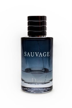 Lüks parfüm şişesinin stüdyo fotoğrafı. Beyaz arkaplanda izole