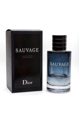 Lüks parfüm şişesinin stüdyo fotoğrafı. Beyaz arkaplanda izole