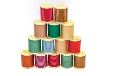 Beyaz arkaplanda izole edilmiş iplik makaraları