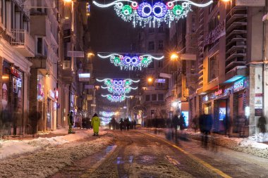 İstanbul, Türkiye 'de gece sokakta Noel süsleri