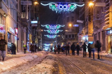 İstanbul, Türkiye 'de gece sokakta Noel süsleri