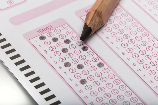 Estudiantes Escuela Manos Tomando Exámenes Examen Escritura Celebración Lápiz Forma — Foto de Stock