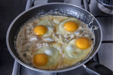 Kızartma tavasında yumurta, yakın plan.