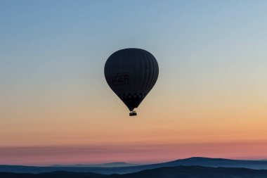 Kapadokya, Türkiye 'de manzara üzerinde sıcak hava balonu