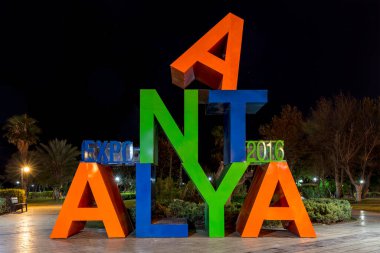 ANTALYA, TURKEY - 22 Kasım 2016: 2016 'da Antalya' nın 2016 fuarı için bir fuar düzenlediğini belirten 2016 kıyı şeridi tarafından dikilen bir fuar heykeli. Bu heykellerin çoğu şehrin etrafına dikilmiştir..