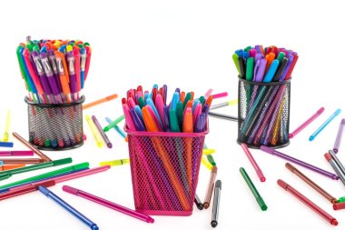 Beyaz arkaplanda renkli kalemler