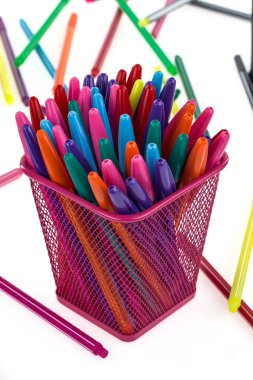 Beyaz arkaplanda renkli kalemler