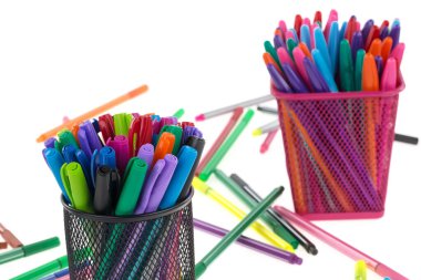 Beyaz arkaplanda renkli kalemler