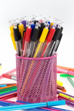 Beyaz arka plan üzerinde renkli kalemler kümesi