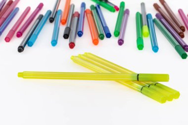 Beyaz arkaplanda izole edilmiş renkli kalemler