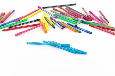 Beyaz arka plan üzerinde izole renkli Keçeli Kalemler
