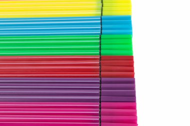 Beyaz arka plan üzerinde izole renkli Keçeli Kalemler