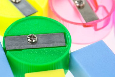 Beyaz arkaplanda izole edilmiş kalem açacakları