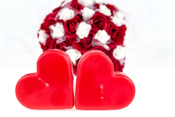 Dwa Czerwone Serce Bukietem Kwiatów Róż Białym Tle — Zdjęcie stockowe