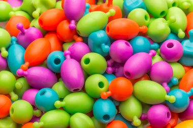 Beyaz arkaplanda izole edilmiş renkli boncuklar