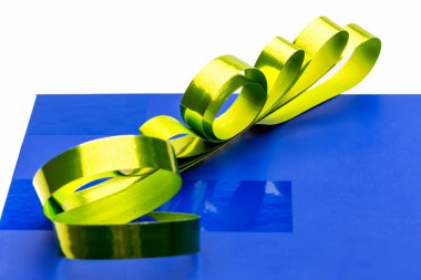 Hediye kutusu ile sarı şerit yay üzerinde izole beyaz arka plan