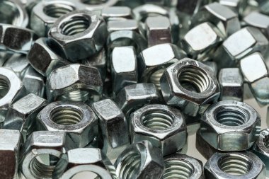 Beyaz arka planda izole edilmiş metal fındıkların yakın plan görüntüsü