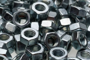 Beyaz arka planda izole edilmiş metal fındıkların yakın plan görüntüsü