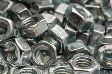 Beyaz arka planda izole edilmiş metal fındıkların yakın plan görüntüsü