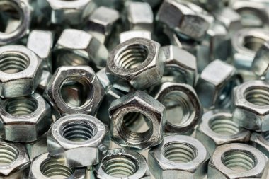 Beyaz arka planda izole edilmiş metal fındıkların yakın plan görüntüsü