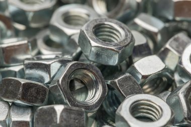 Beyaz arka planda izole edilmiş metal fındıkların yakın plan görüntüsü