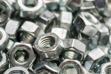 Beyaz arka planda izole edilmiş metal fındıkların yakın plan görüntüsü