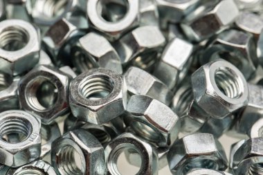 Beyaz arka planda izole edilmiş metal fındıkların yakın plan görüntüsü