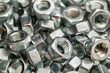 Beyaz arka planda izole edilmiş metal fındıkların yakın plan görüntüsü