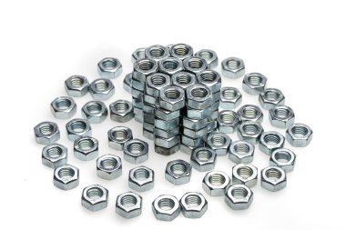 Beyaz arka planda izole edilmiş gümüş vidalar.