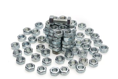 Beyaz arka planda izole edilmiş gümüş vidalar.