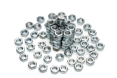 Beyaz arka planda izole edilmiş gümüş vidalar.